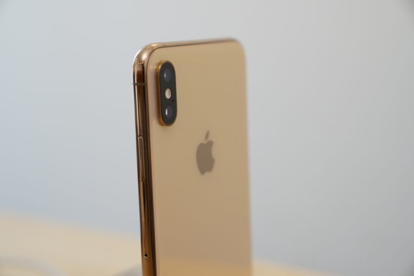 iphone xs side gold 850x567 1