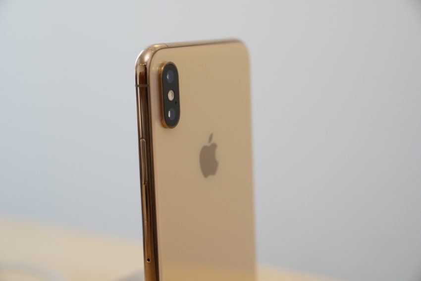 iphone xs side gold 850x567 2